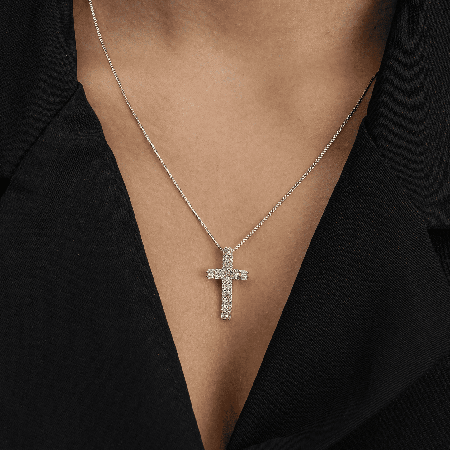 Colar Dourado de Cruz Cravejado de Zircônia - Galeria