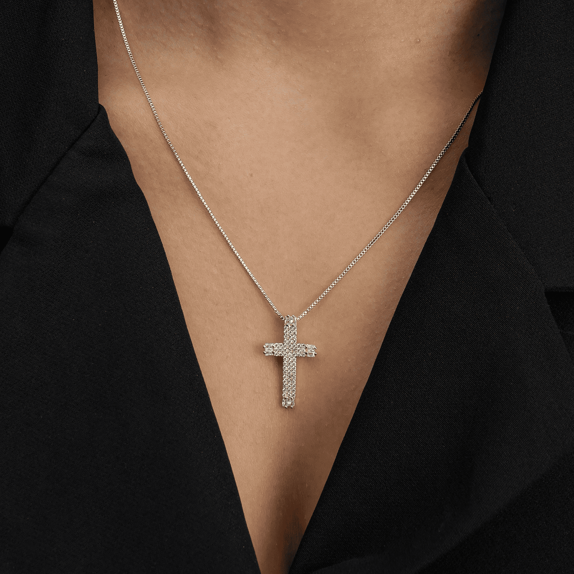 Colar Dourado de Cruz Cravejado de Zircônia - Galeria