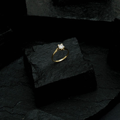 Anel Dourado Solitário com Pedra de Zircônia Pequena - Galeria