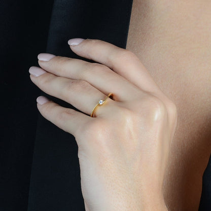 Anel Dourado Solitário Delicado com Zircônia - Galeria